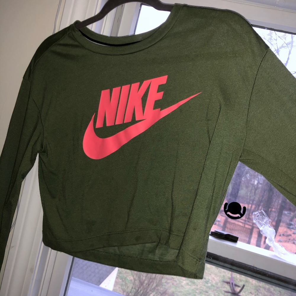 Cropped Nike Shirt